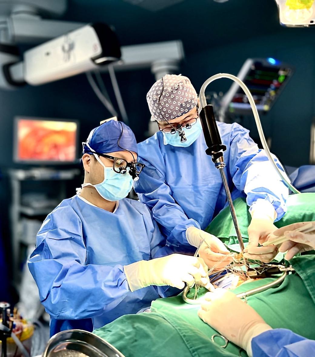 Dr. Cui operating via the trans-axillary approach