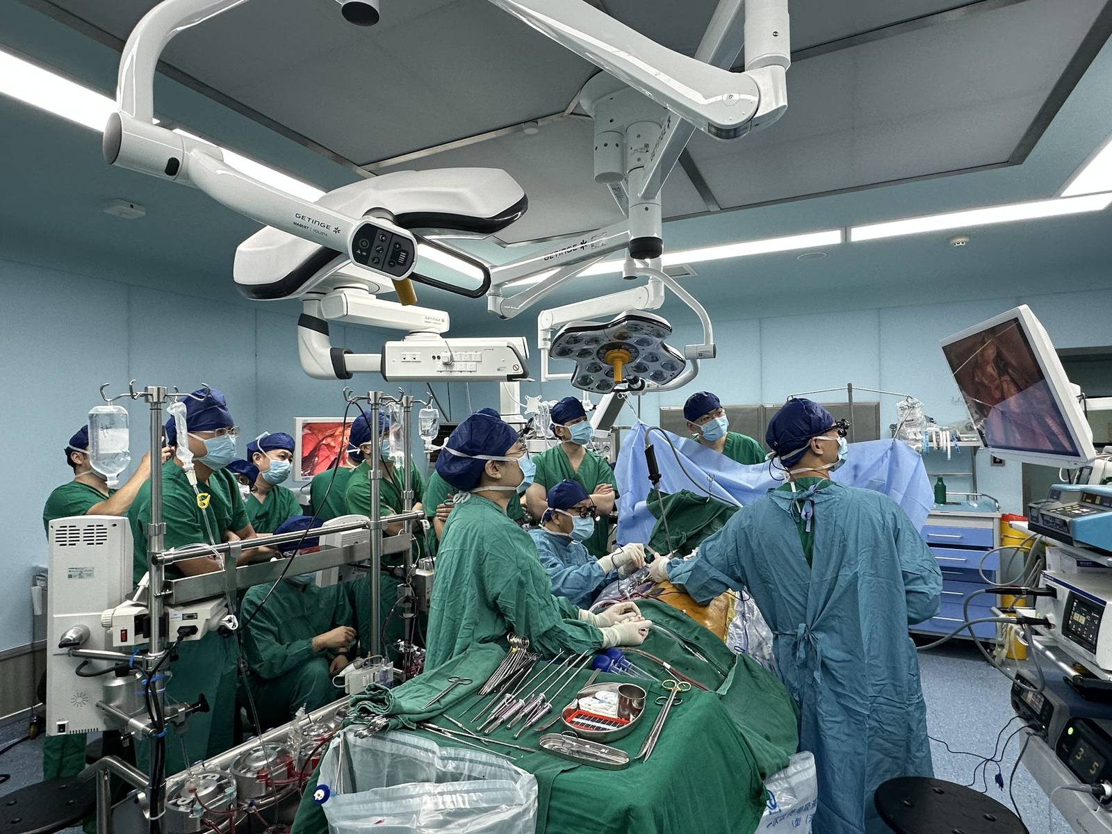 Dr. Cui and team in the operating room